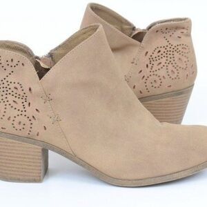 Jellypop Audrina Ankle Booties in Sand Distressed Shooties Women's Size 10M